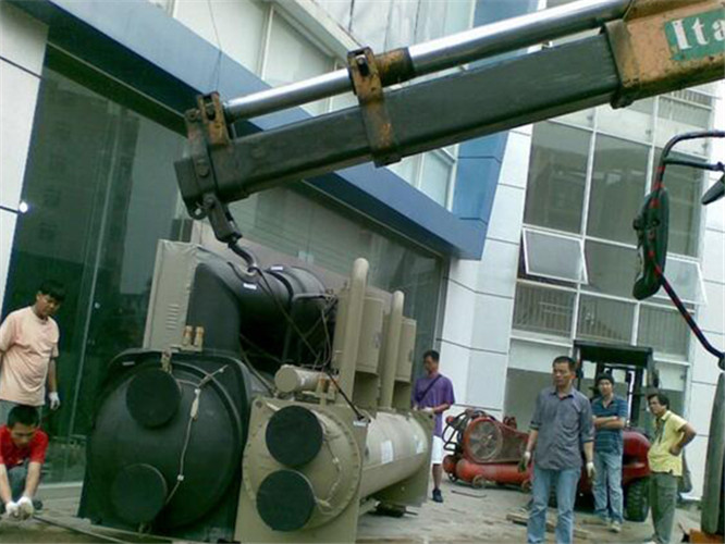 甘孜县随车吊和汽车吊的核心区别是什么？哪种更省钱？